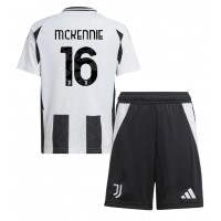 Camiseta Juventus Weston McKennie #16 Primera Equipación Replica 2024-25 para niños mangas cortas (+ Pantalones cortos)